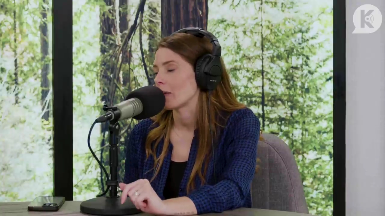 Ashley-Greene-dot-nl_TheTwilightEffectPostcast-Aflevering9NewMoonRewatchPart3of3-4004.jpg Ashley-Greene-dot-nl_TheTwilightEffectPostcast-Aflevering9NewMoonRewatchPart3of3-4004.jpg