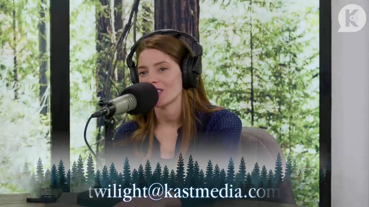 Ashley-Greene-dot-nl_TheTwilightEffectPostcast-Aflevering9NewMoonRewatchPart3of3-4274.jpg