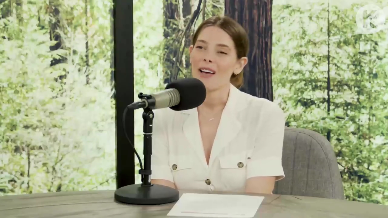 Ashley-Greene-dot-nl_TheTwilightEffect-Aflevering7NewMoonRewatchPart1of3-0015.jpg