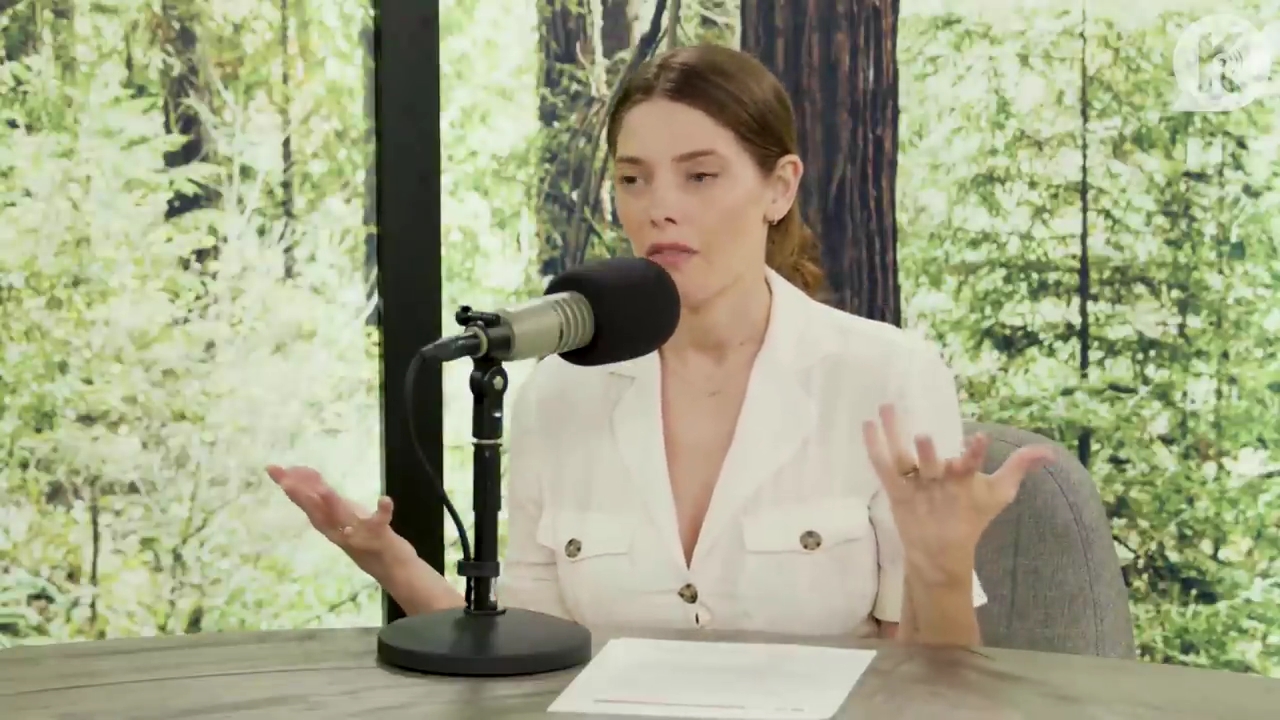 Ashley-Greene-dot-nl_TheTwilightEffect-Aflevering7NewMoonRewatchPart1of3-0118.jpg