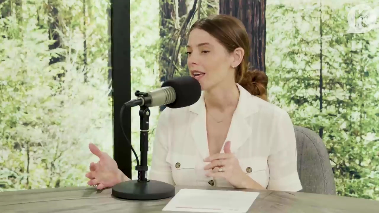 Ashley-Greene-dot-nl_TheTwilightEffect-Aflevering7NewMoonRewatchPart1of3-0123.jpg