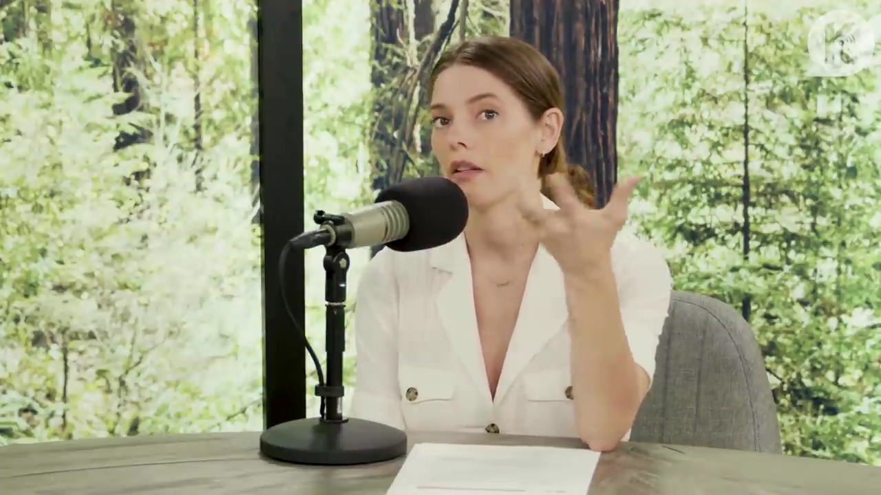 Ashley-Greene-dot-nl_TheTwilightEffect-Aflevering7NewMoonRewatchPart1of3-0344.jpg