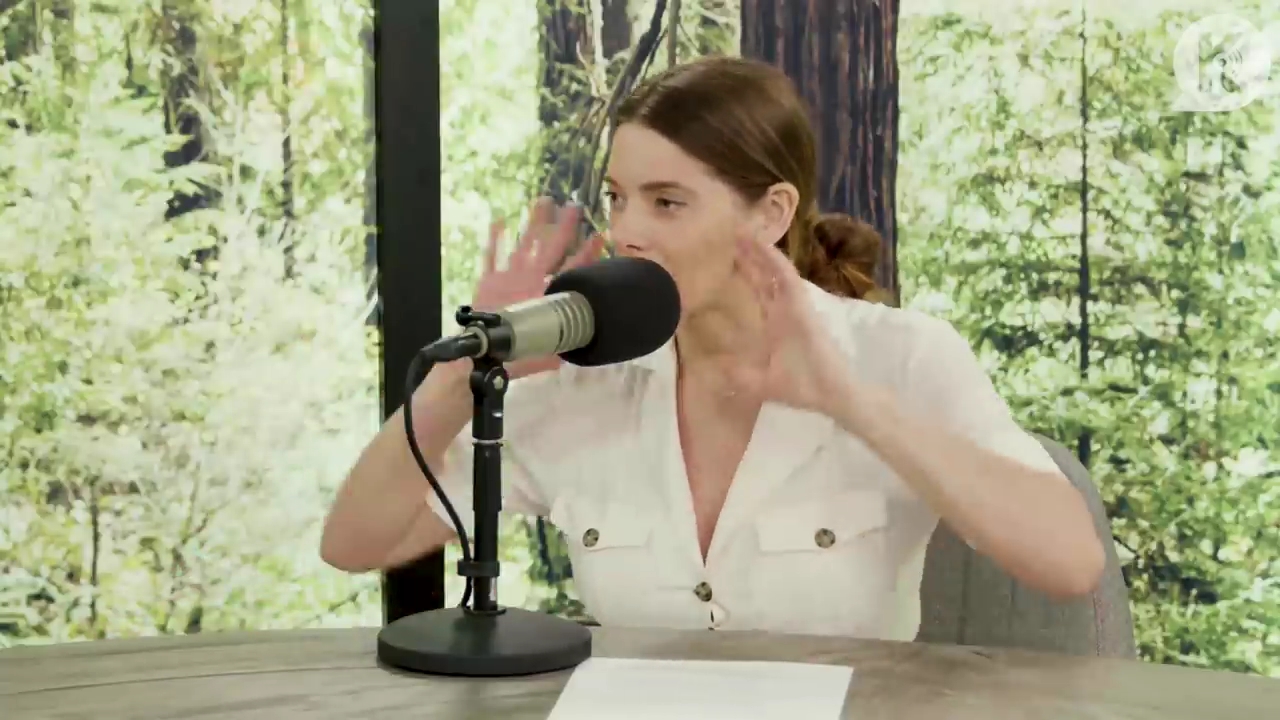 Ashley-Greene-dot-nl_TheTwilightEffect-Aflevering7NewMoonRewatchPart1of3-0924.jpg