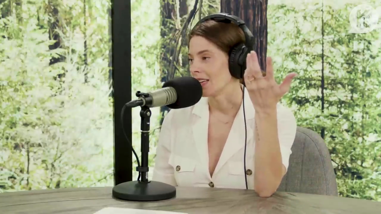 Ashley-Greene-dot-nl_TheTwilightEffect-Aflevering7NewMoonRewatchPart1of3-3025.jpg