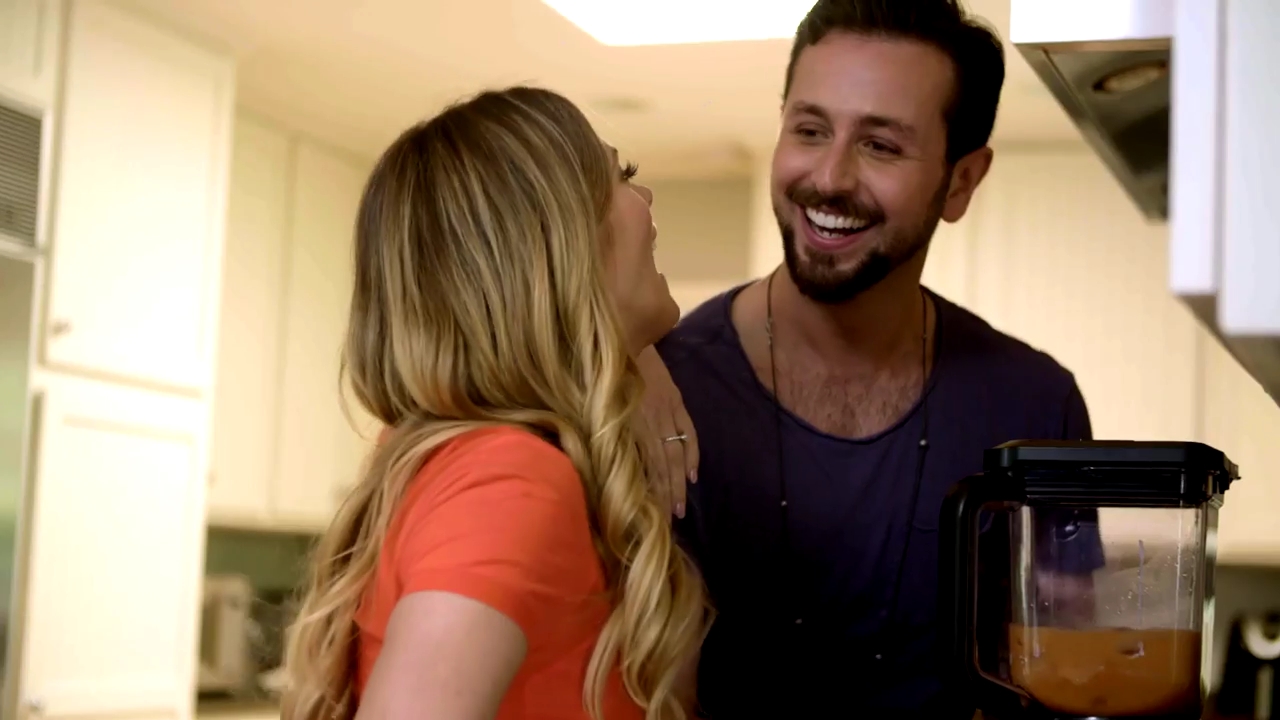 Ashley-Greene-dot-NL_DesignTherapy-2x02LoveItHateItorMeh0015.jpg