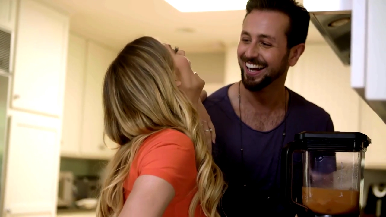 Ashley-Greene-dot-NL_DesignTherapy-2x02LoveItHateItorMeh0016.jpg
