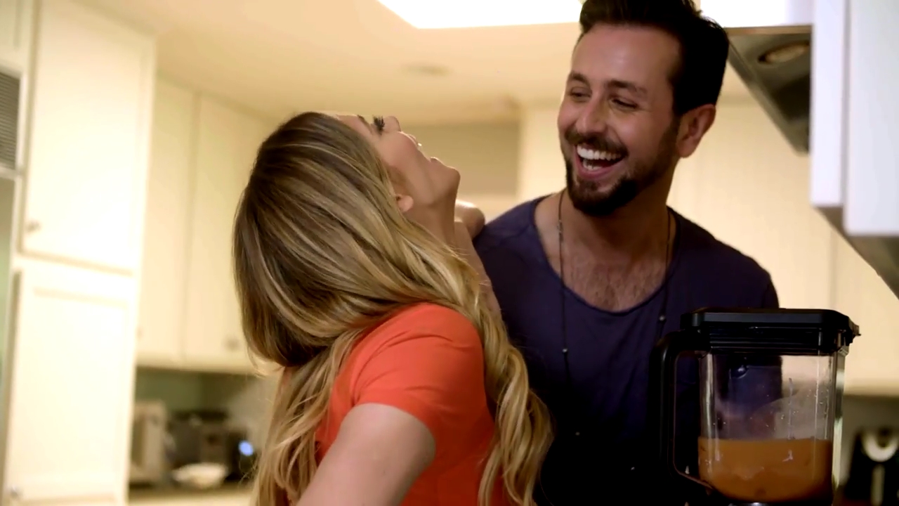Ashley-Greene-dot-NL_DesignTherapy-2x02LoveItHateItorMeh0017.jpg