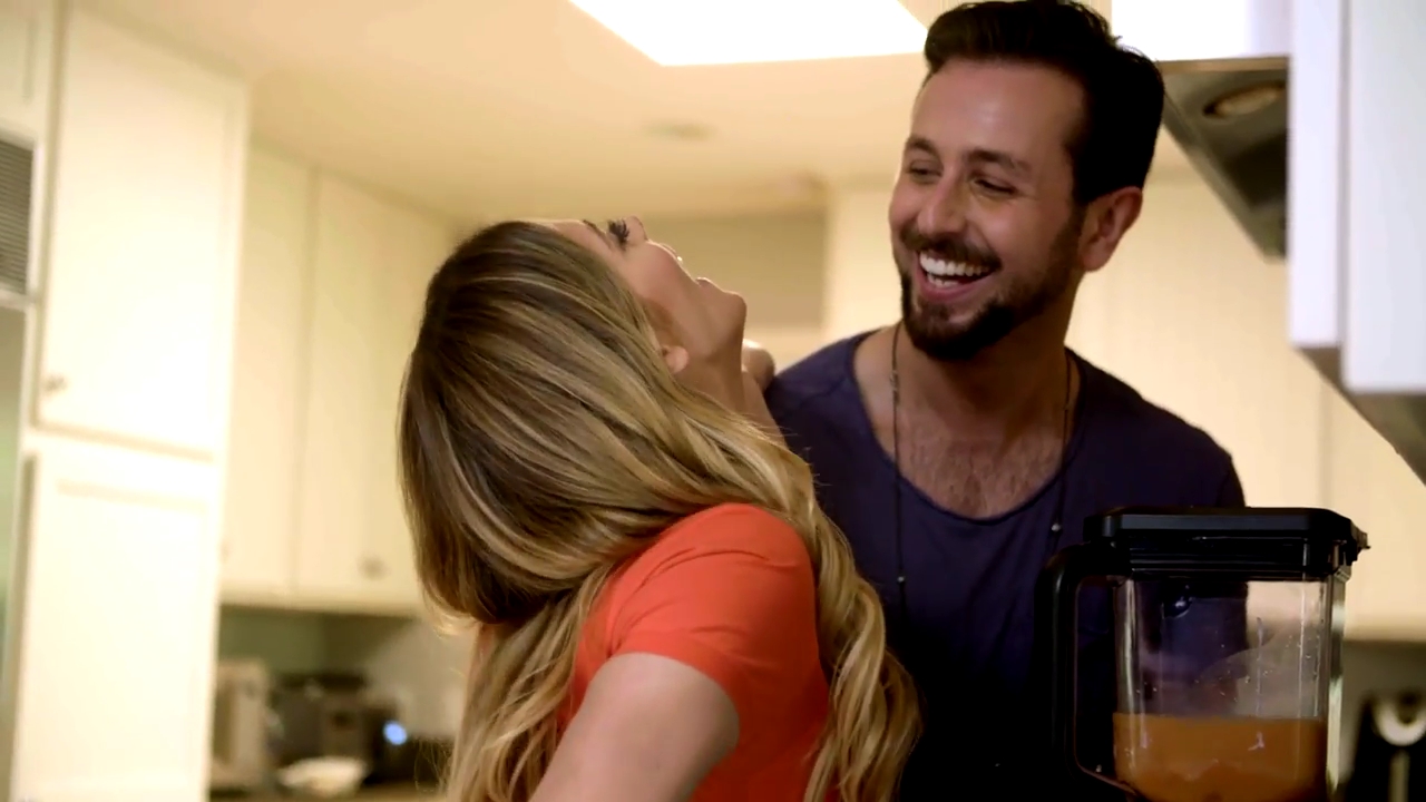 Ashley-Greene-dot-NL_DesignTherapy-2x02LoveItHateItorMeh0018.jpg