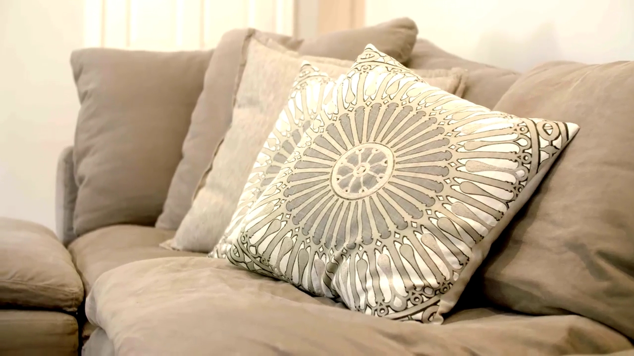 Ashley-Greene-dot-NL_DesignTherapy-2x02LoveItHateItorMeh0182.jpg