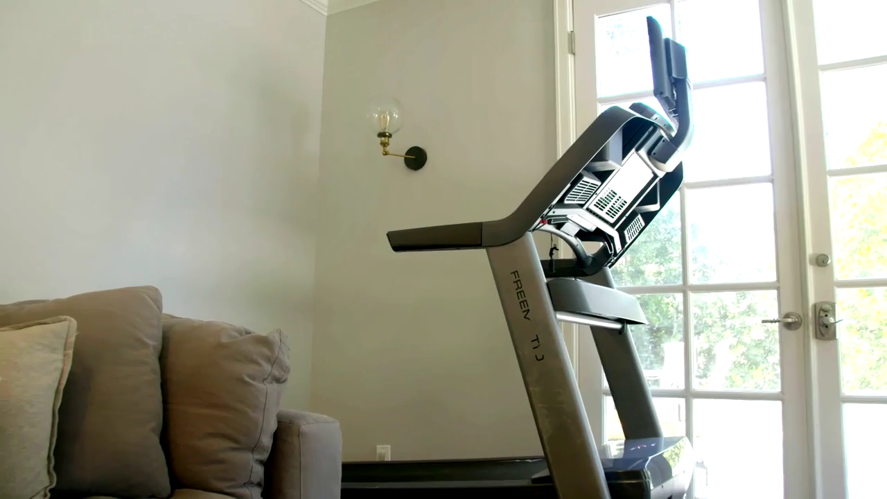 Ashley-Greene-dot-NL_DesignTherapy-2x02LoveItHateItorMeh0189.jpg