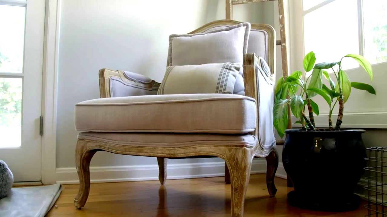 Ashley-Greene-dot-NL_DesignTherapy-2x02LoveItHateItorMeh0243.jpg