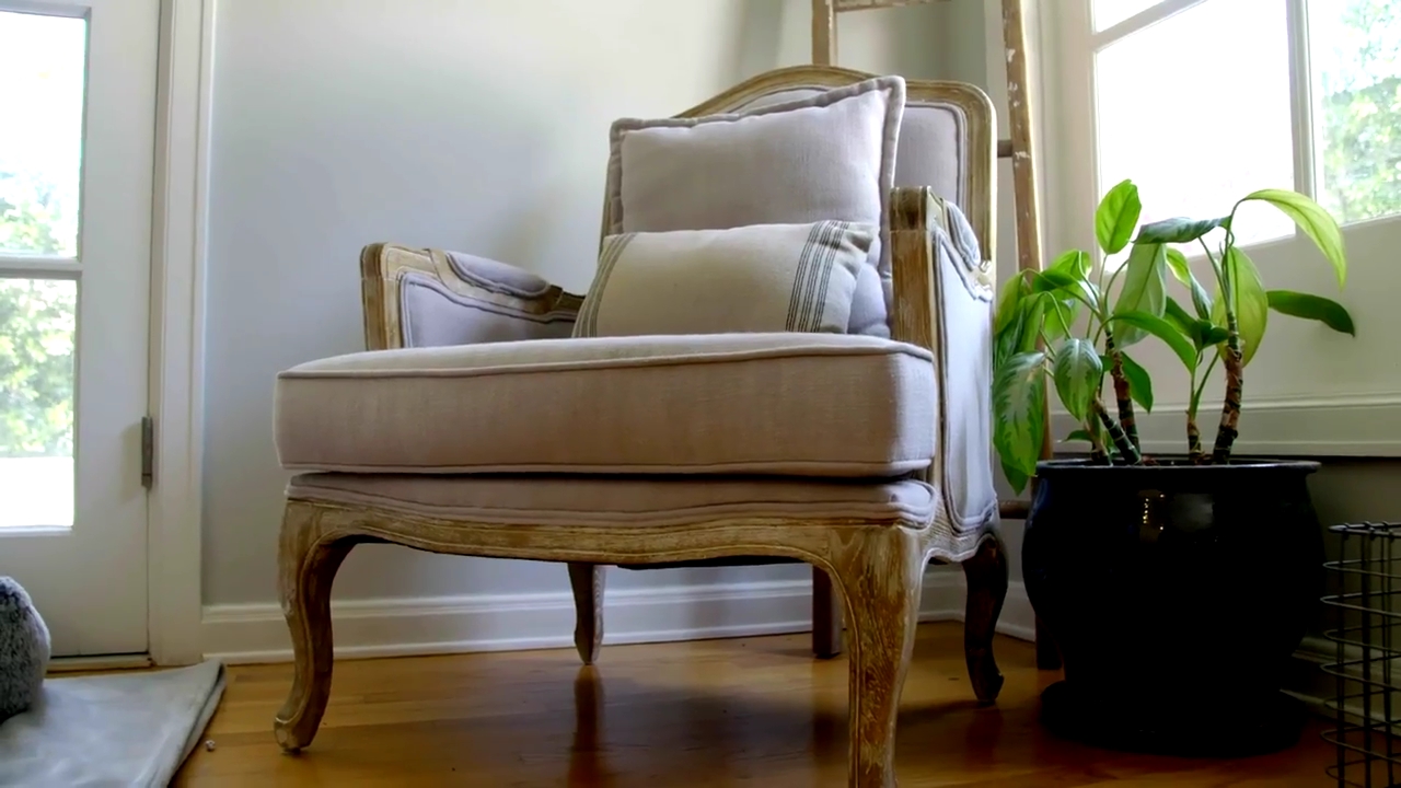 Ashley-Greene-dot-NL_DesignTherapy-2x02LoveItHateItorMeh0325.jpg
