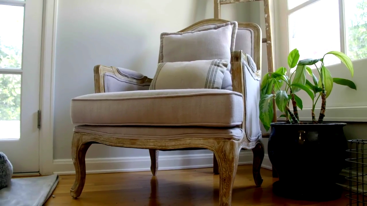 Ashley-Greene-dot-NL_DesignTherapy-2x02LoveItHateItorMeh0428.jpg