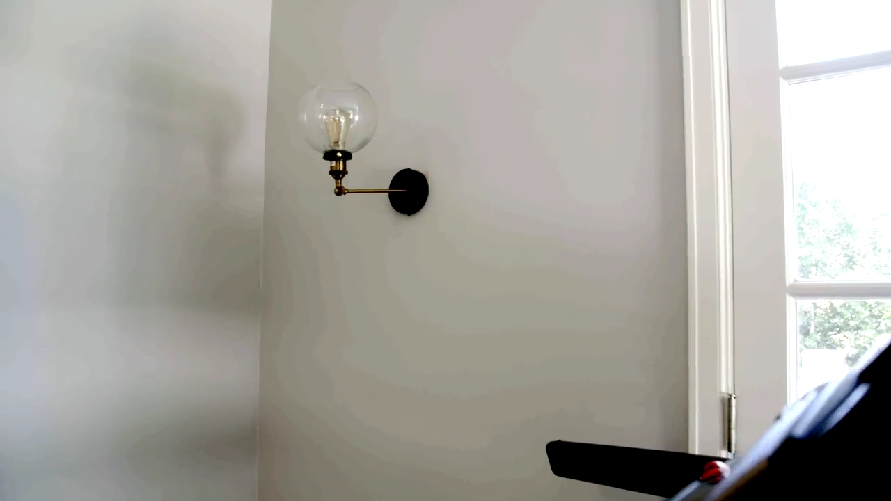 Ashley-Greene-dot-NL_DesignTherapy-2x02LoveItHateItorMeh0429.jpg