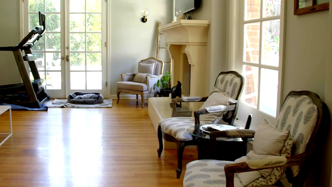 Ashley-Greene-dot-NL_DesignTherapy-2x02LoveItHateItorMeh0431.jpg