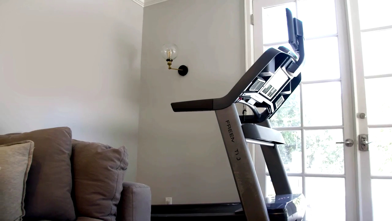 Ashley-Greene-dot-NL_DesignTherapy-2x02LoveItHateItorMeh0433.jpg