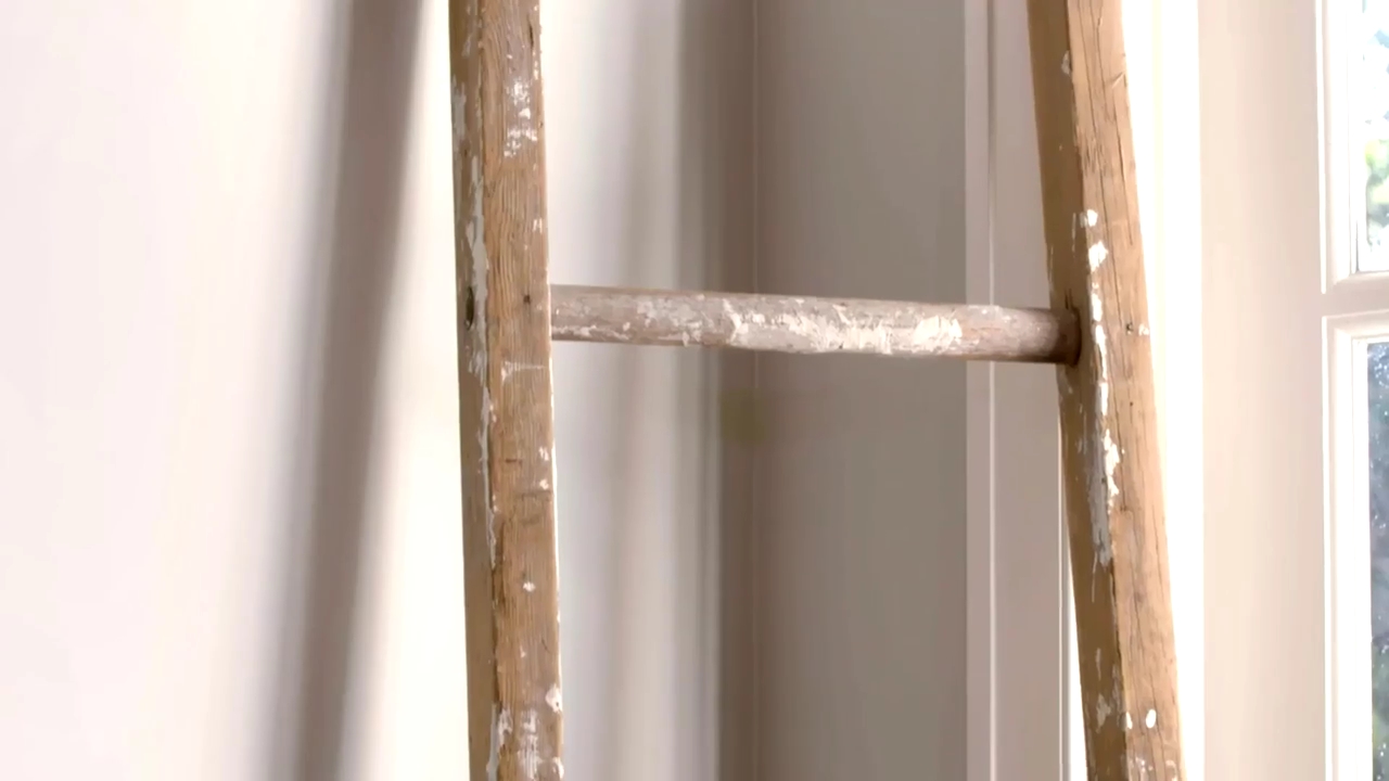 Ashley-Greene-dot-NL_DesignTherapy-2x02LoveItHateItorMeh0440.jpg