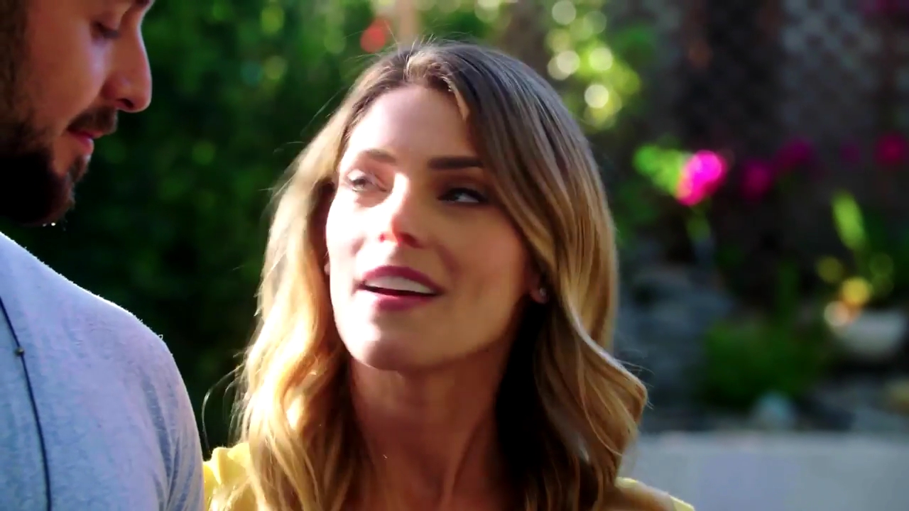 Ashley-Greene-dot-NL_DesignTherapy-2x02LoveItHateItorMeh0449.jpg
