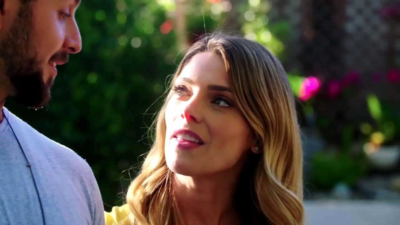 Ashley-Greene-dot-NL_DesignTherapy-2x02LoveItHateItorMeh0452.jpg