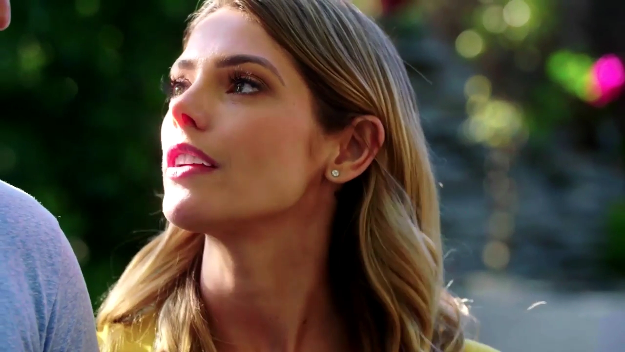 Ashley-Greene-dot-NL_DesignTherapy-2x02LoveItHateItorMeh0459.jpg