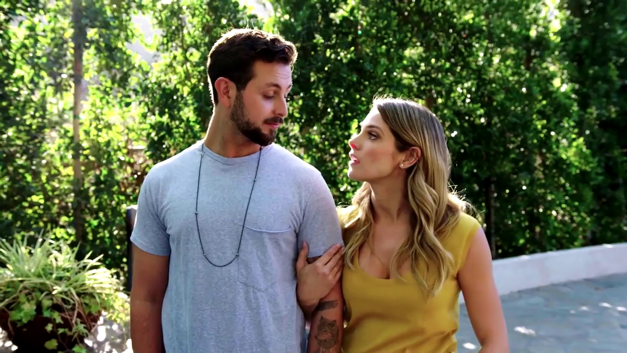Ashley-Greene-dot-NL_DesignTherapy-2x02LoveItHateItorMeh0461.jpg