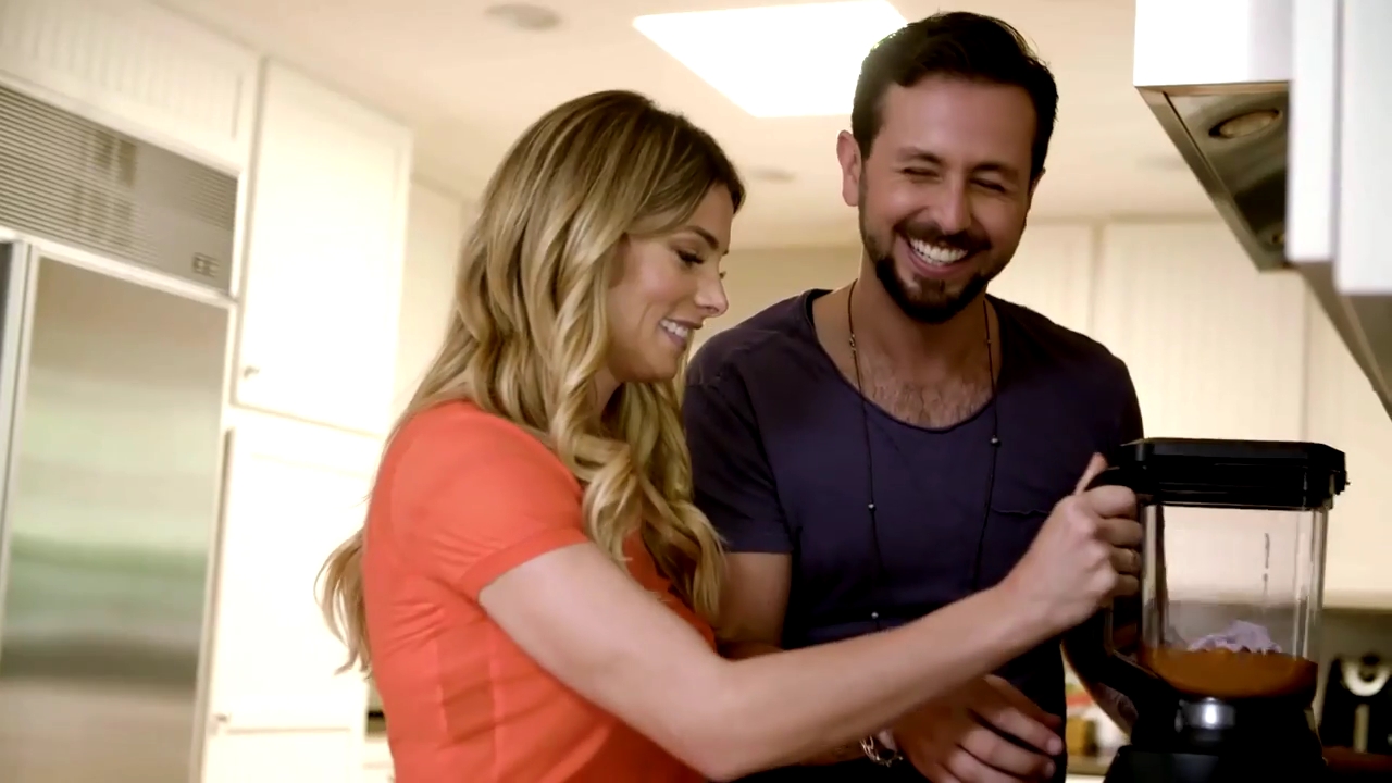 Ashley-Greene-dot-NL_DesignTherapy-2x02LoveItHateItorMeh0464.jpg