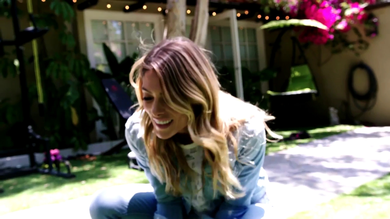 Ashley-Greene-dot-NL_DesignTherapy-2x02LoveItHateItorMeh0493.jpg