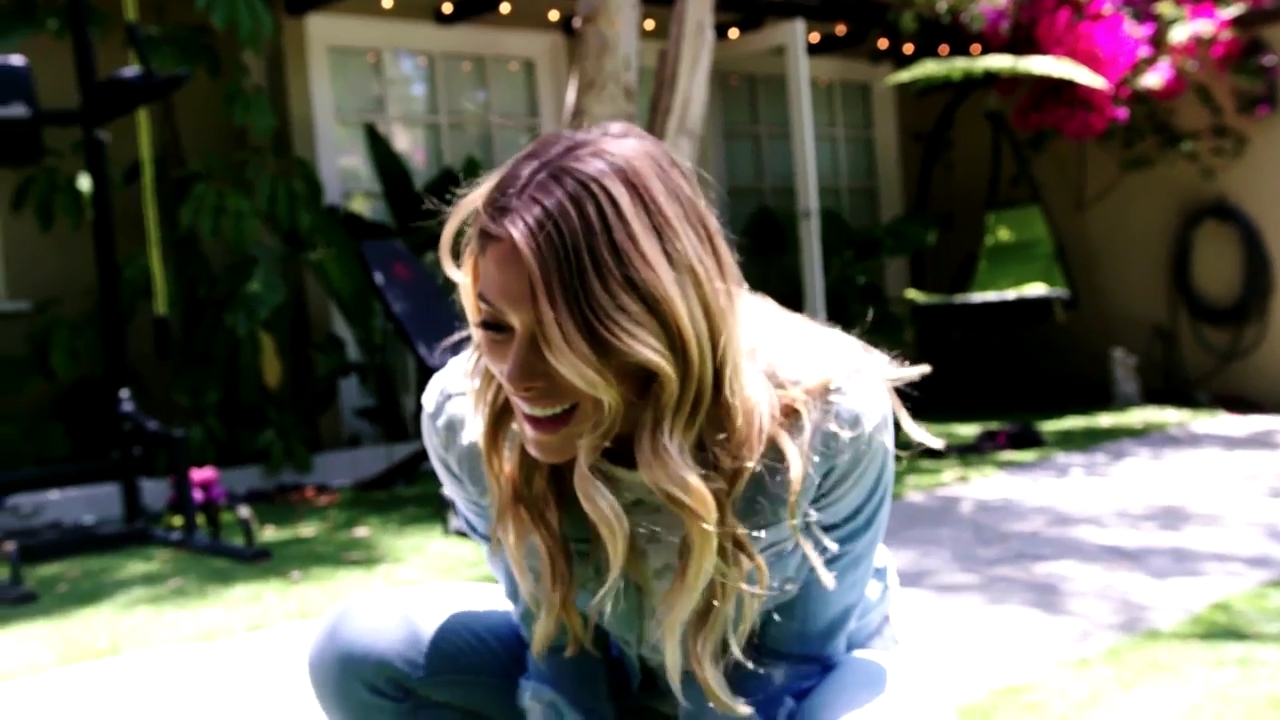 Ashley-Greene-dot-NL_DesignTherapy-2x02LoveItHateItorMeh0494.jpg