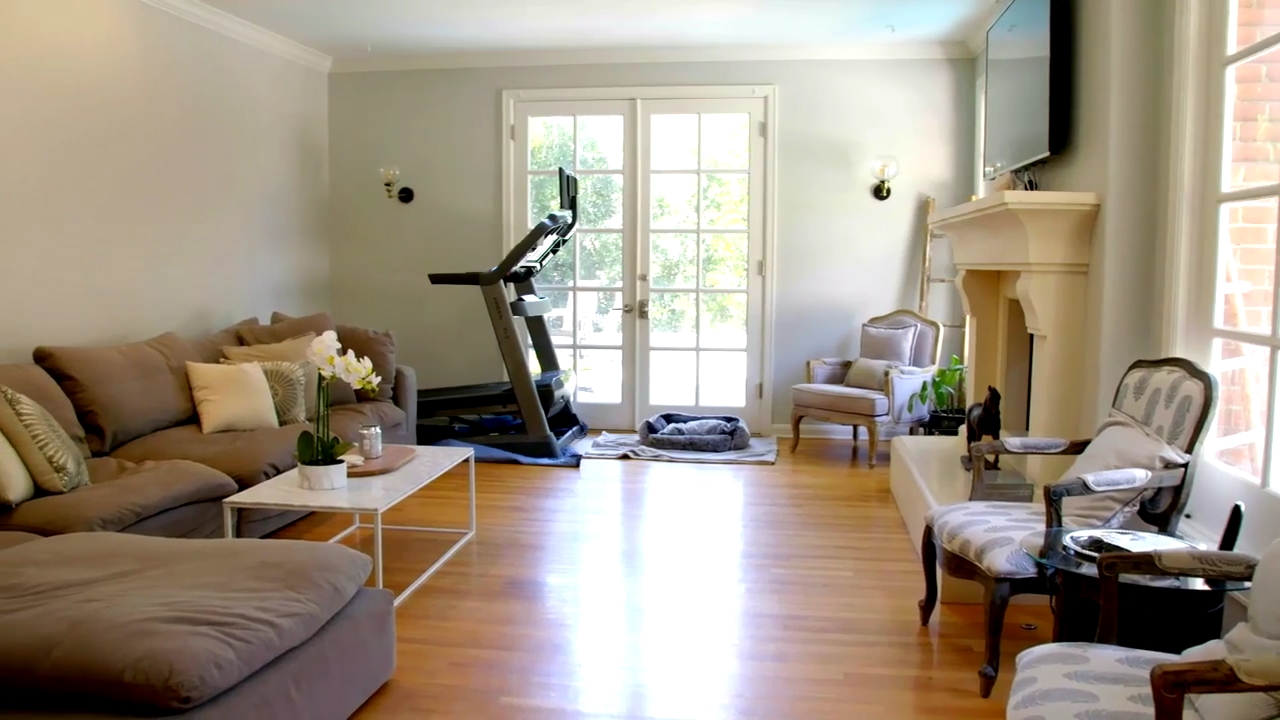 Ashley-Greene-dot-NL_DesignTherapy-2x02LoveItHateItorMeh0498.jpg