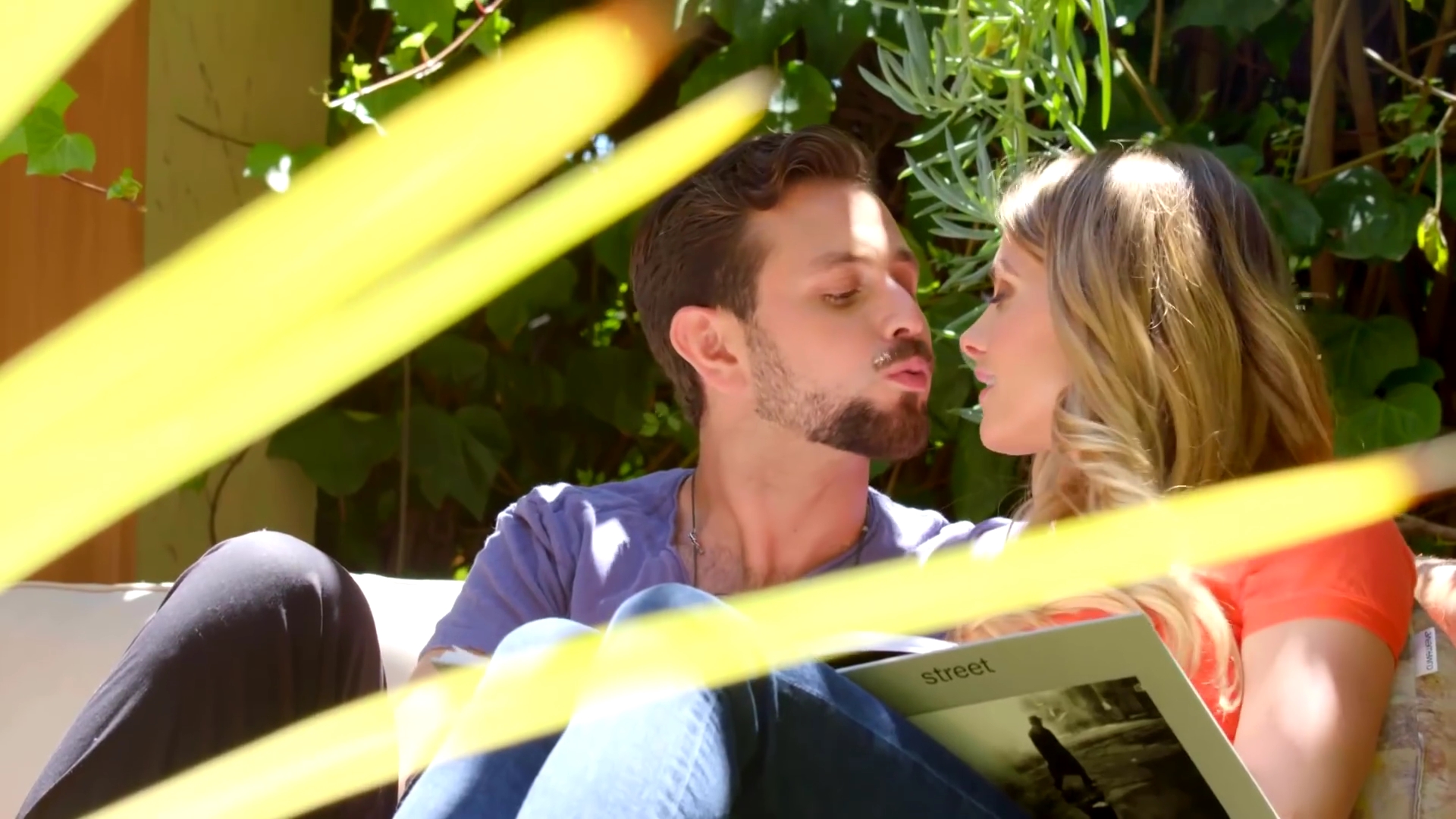 Ashley-Greene-dot-NL_DesignTherapy-2x03HisOrHers0031.jpg