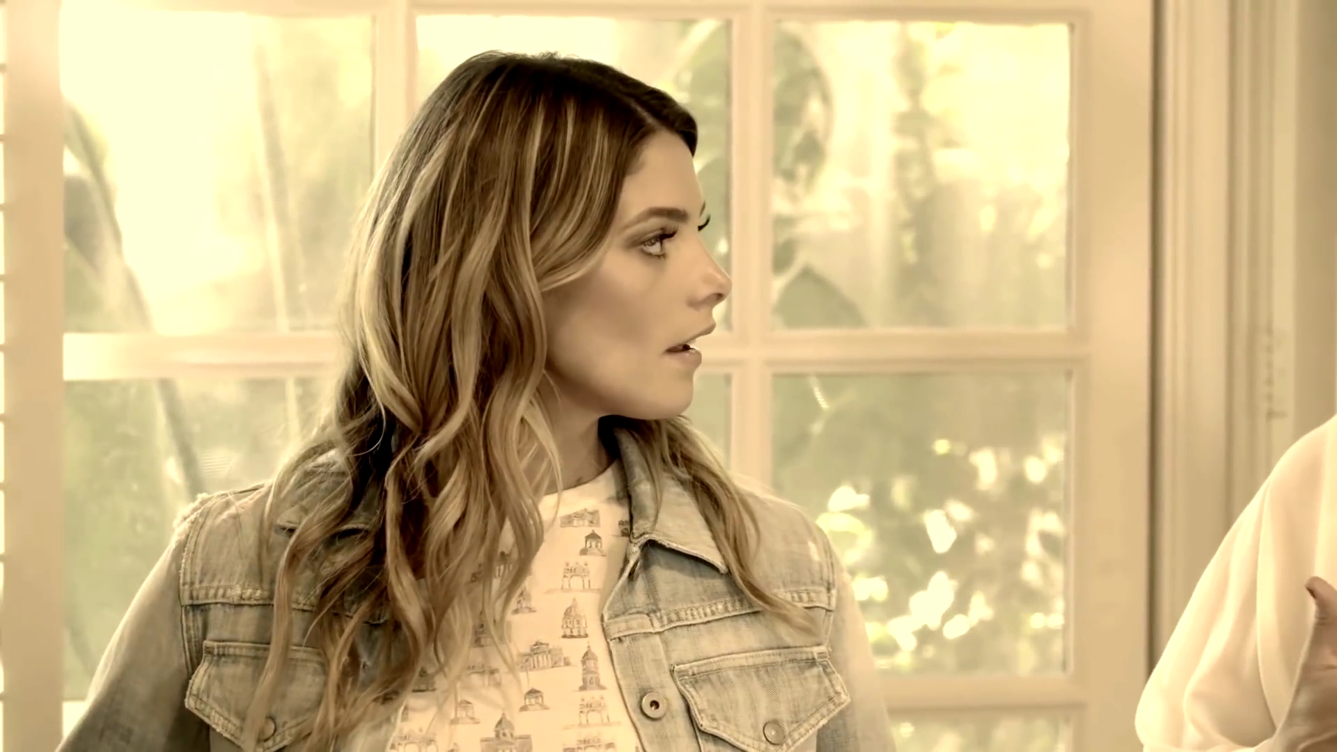 Ashley-Greene-dot-nl_DesignTherapy2x04GoodVibesOnly0051.jpg
