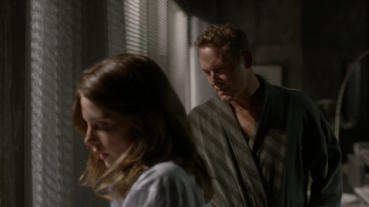 Ashley-Greene-dot-NL_Rogue3x15-1064.jpg