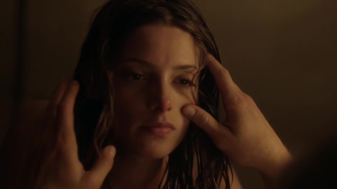Ashley-Greene-dot-NL-Rouge3x18-00252.jpg