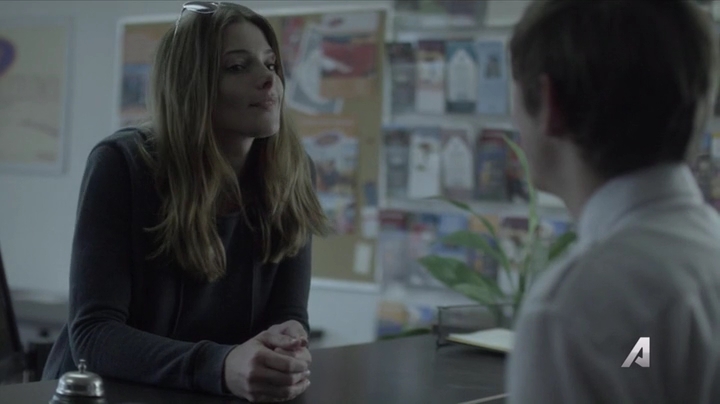 Ashley-Greene-dot-nl_Rogue4x02HowtheLightGetsIn-0202.jpg