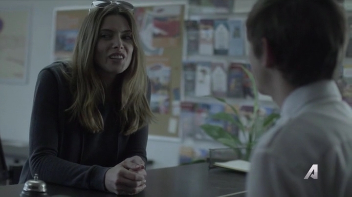 Ashley-Greene-dot-nl_Rogue4x02HowtheLightGetsIn-0203.jpg