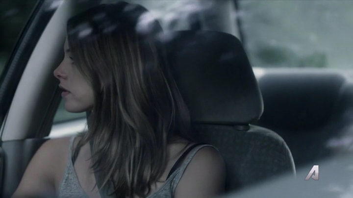Ashley-Greene-dot-nl_Rogue4x02HowtheLightGetsIn-0382.jpg