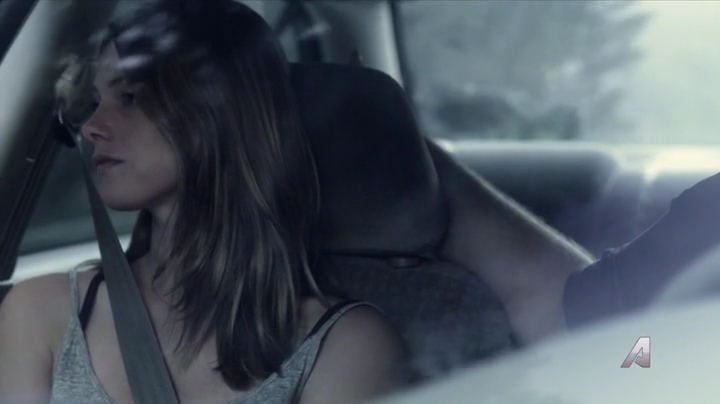 Ashley-Greene-dot-nl_Rogue4x02HowtheLightGetsIn-0430.jpg