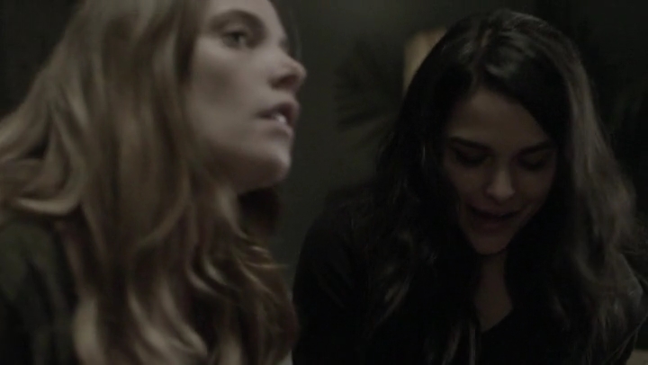 Ashley-Greene-dot-nl_Rogue4x05PoolBoy1181.jpg