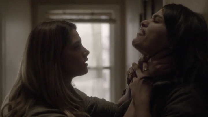 Ashley-Greene-dot-nl_Rogue4x05PoolBoy1656.jpg