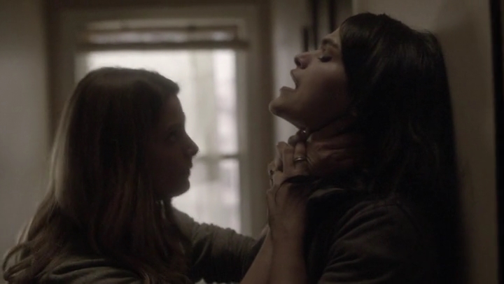 Ashley-Greene-dot-nl_Rogue4x05PoolBoy1657.jpg