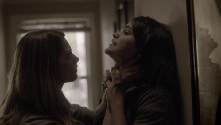 Ashley-Greene-dot-nl_Rogue4x05PoolBoy1661.jpg