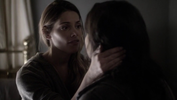 Ashley-Greene-dot-nl_Rogue4x05PoolBoy2123.jpg