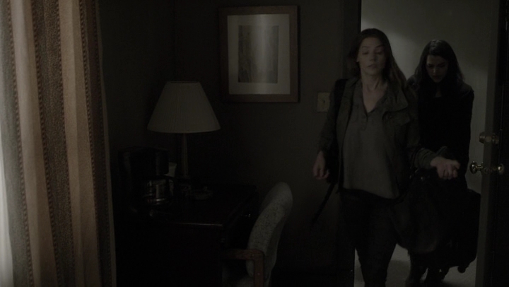 Ashley-Greene-dot-NL_Rogue4x07Bifocals0223.jpg