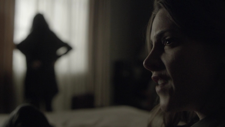 Ashley-Greene-dot-NL_Rogue4x07Bifocals0274.jpg