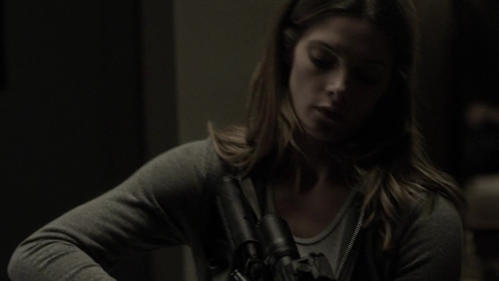 Ashley-Greene-dot-NL_Rogue4x07Bifocals2200.jpg