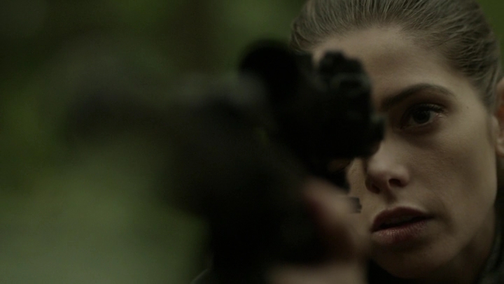Ashley-Greene-dot-NL_Rogue4x07Bifocals2300.jpg