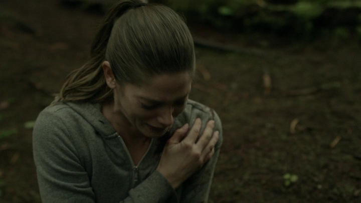 Ashley-Greene-dot-NL_Rogue4x07Bifocals2778.jpg
