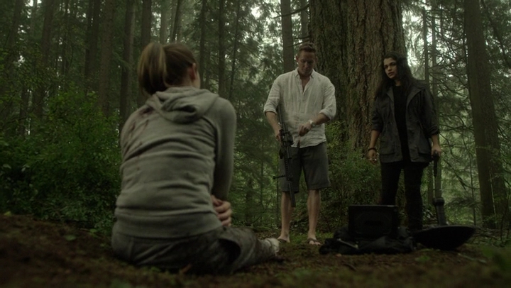 Ashley-Greene-dot-NL_Rogue4x07Bifocals2791.jpg