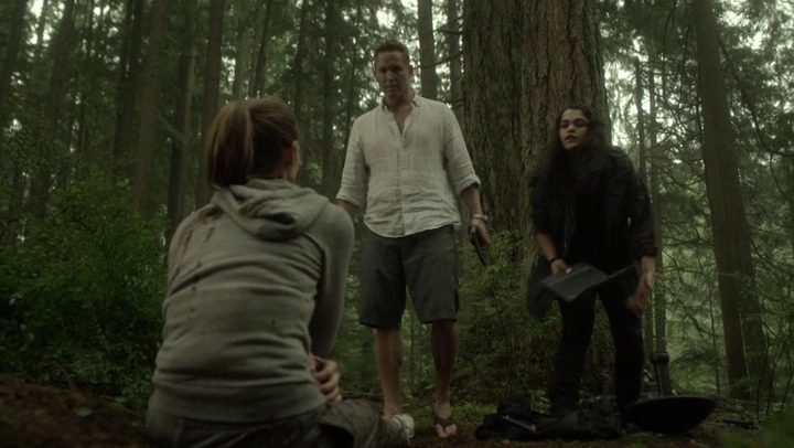 Ashley-Greene-dot-NL_Rogue4x07Bifocals2805.jpg