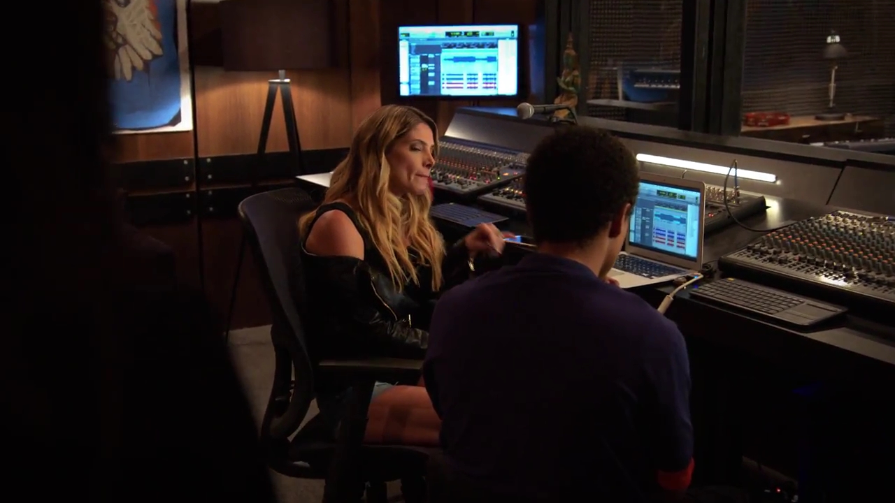 Ashley-Greene-dot-nl_StepUpHighWater2x02-1076.jpg